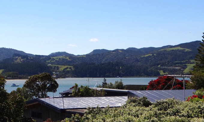 Omaha Cottage | Omaha Heights - Omaha Holiday Home