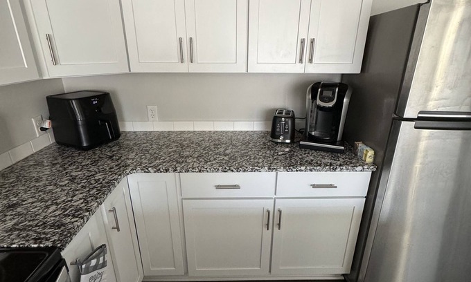 Midtown Apartment | Omahas Coastal Escape