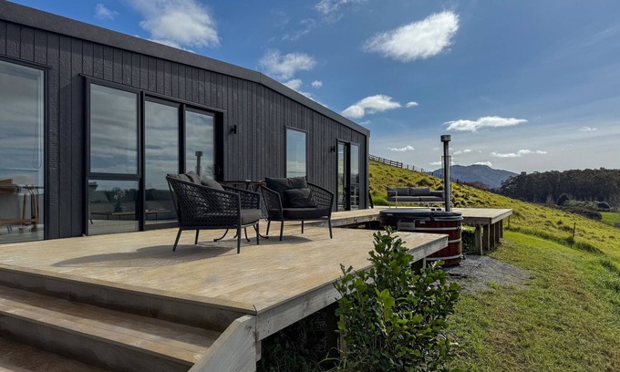 Tawharanui Cabin | Omakana Cottage - Farm Views & Cedar Hot Tub