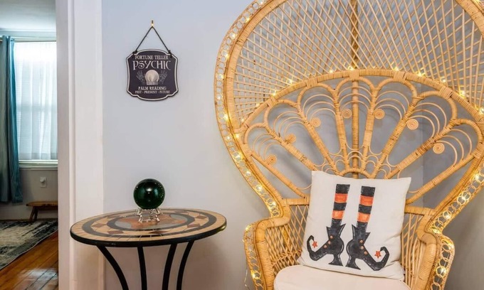 Salem Apartment | *Omi's 1BR Witch-House/Downtown Salem/Hocus Pocus