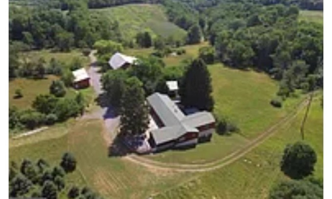 Tyrone House | On 105 Acre Farm. 30 miles from Penn State University and 20 miles from Altoona.