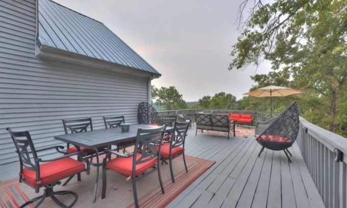 Branson House | On 16acres:FirePit MountainView Trampoline 3Decks Game Rm 10 min from everything