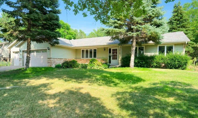 Woodbury Apartment | On Colby Lake, trail access around lake, shops, Woodbury nearby, serene home