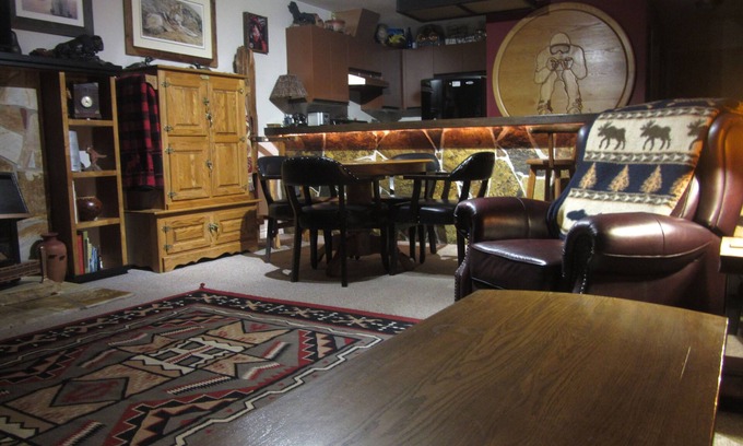 East Kootenay Condo | On Hill, Luxury King Bed, Daylodge Ski Locker! 2 baths, hot tubs,