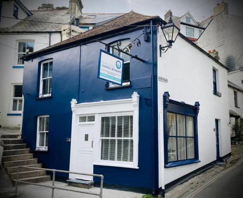 West Looe Apartment | On Season 4 of BBC 1s BEYOND PARADISE - Prospect House is TWO PRIVATE APARTMENTS in this 17th CENTURY COTTAGE - Apartment 2 has a KIDS CABIN BUNK ROOM - Book both apartments for ONE LARGE HOUSE with Connecting Door In Lobby - FREE PUBLIC PARKING OUTSIDE