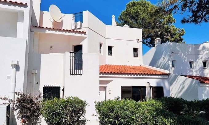 Vale do Lobo House | On the heart of Vale do Lobo by the beach, golf, tennis near great restaurants.