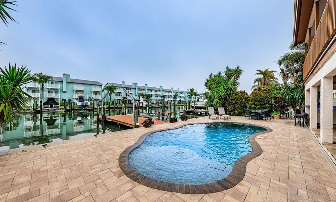 Independence Square House | On The Rocks/Waterfront/Pool/Foosball/Mins 2 Beach