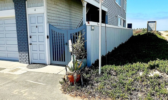 Santa Ana Heights Apartment | On the Sand! Lovely Cape Cod 2 Bdrm Upstairs Apartment in charming Sunset Beach!