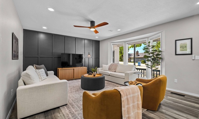 Bella Vista House | Once Upon A Trail: Direct Trail Access>Hot Tub>Theater Rm