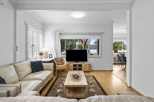 Woy Woy House | Ondina Cottage - Serene Waterfront Haven with Jetty