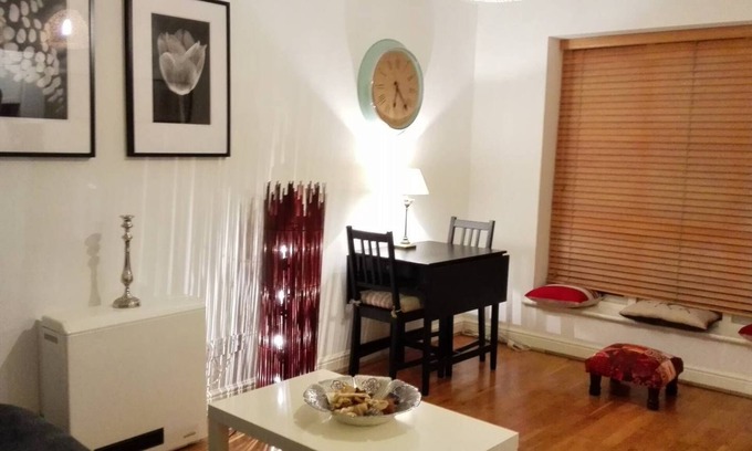 Island Gardens Apartment | One-bed dockside flat near Canary Wharf