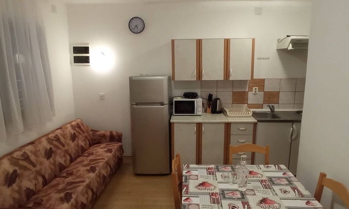 Rovanjska Apartment | One bedroom apartment with terrace and sea view Rovanjska, Paklenica (A-23758-b)