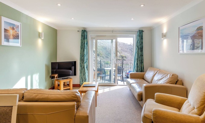 Newquay Apartment | One bedroom apartment with one twin and en suite W.