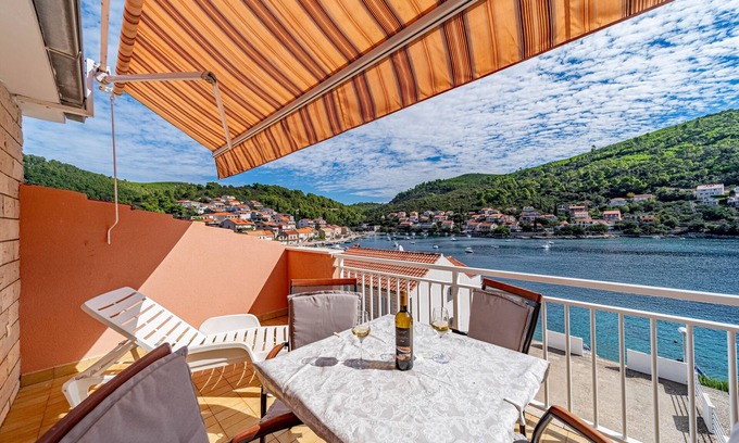 Brna Apartment | One bedroom apartment with terrace and sea view Brna, Korčula (A-10057-c)