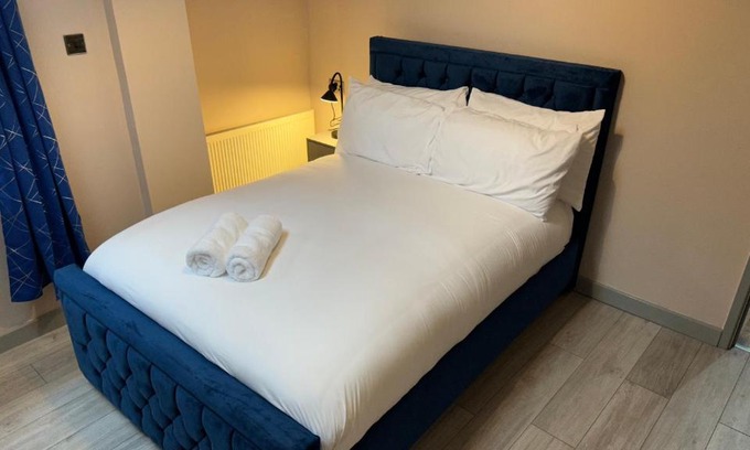 Walsall Apartment | One Bedroom Apartment in Walsall Sleeps 4 FREE WIFI By Villazu
