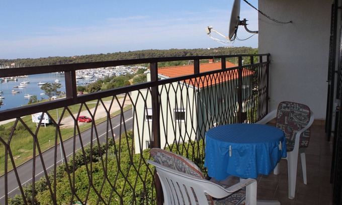 Vintijan Apartment | One bedroom apartment with balcony and sea view Pula (A-7681-a)