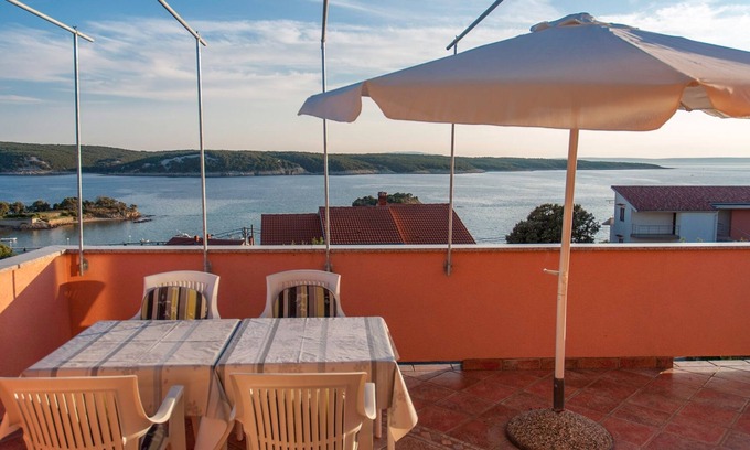 Rab Town Apartment | One bedroom apartment with terrace and sea view Supetarska Draga - Gonar, Rab (A-16738-b)