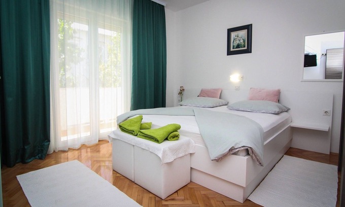 Palit Apartment | One bedroom apartment with terrace Palit, Rab (A-4971-d)