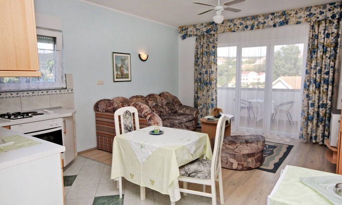 Rab Town Apartment | One bedroom apartment with terrace and sea view Supetarska Draga - Donja, Rab (A-2022-b)