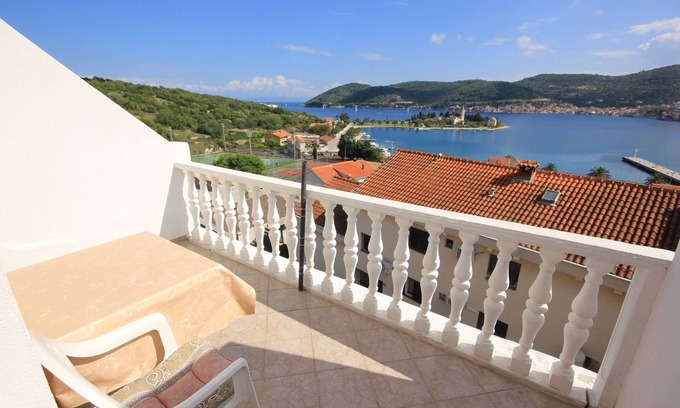 Cove Rogacic Apartment | One bedroom apartment with terrace and sea view Vis (A-8531-b)