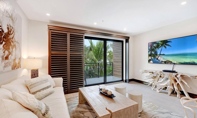 Holmes Beach Resort | One Bedroom Double Queen (2 Queens) Pool View Luxury Suites