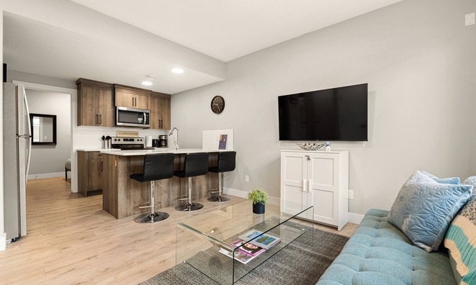 Hillhurst Apartment | One Bedroom home, Central Hillhurst, Sleeps 3, Insuite Laundry