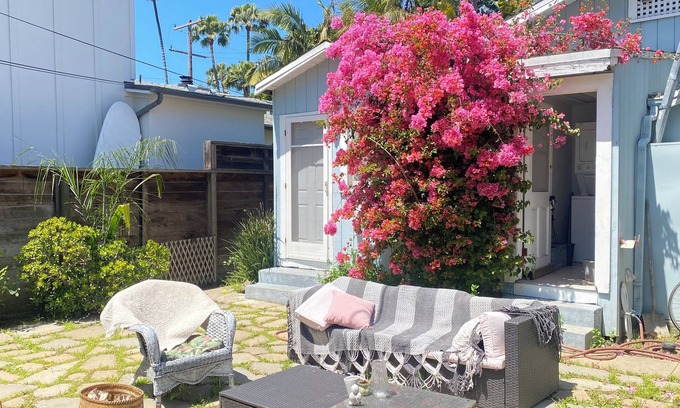 Venice House | One bedroom with huge private backyard
