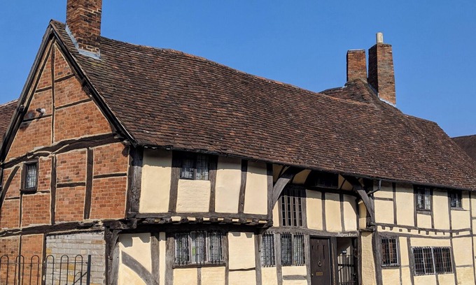 City Centre Cottage | ONE MASONS COURT, pet friendly, with a garden in Stratford-Upon-Avon
