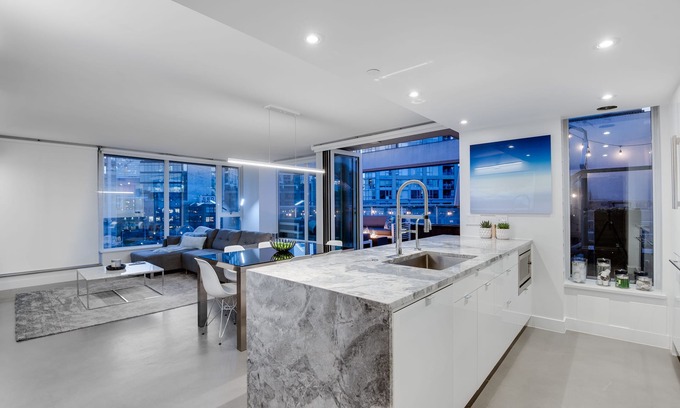 Crosstown Condo | One-of-a-Kind Luxury 3 Bed Penthouse w/huge Private Patio, Hot tub & Firetable!