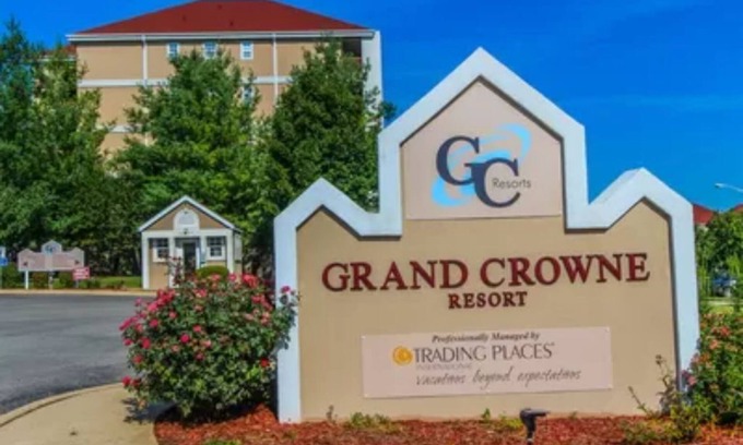 Branson Resort | One Queen B/R Suite adjacent Thousand Hills Golf near Theater Strip (center)