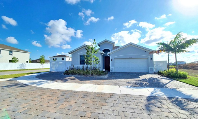 Homestead Villa | One Story Luxury Villa with Hot Tub