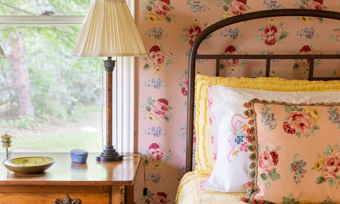 Manchaca House | Onion Creek Cottage in the Heart of Texas!nLovely Sunporch! Charm meets Comfort!