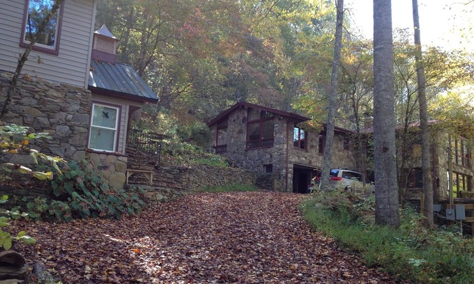 Bryson City House | Only 145, Eco-Friendly Cabin in country Bryson-Nantahala, CREEK, FIRE PIT, WIFI