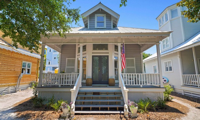 Seaside Cottage | Only 2 Min Walk to Seaside Private Beaches! Renovated home + 2 Adult Bikes!