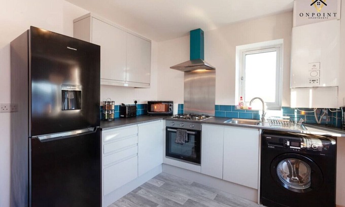 Smethwick House | OnPoint Apartments - Modern 3-Bed Home - Free Parking!