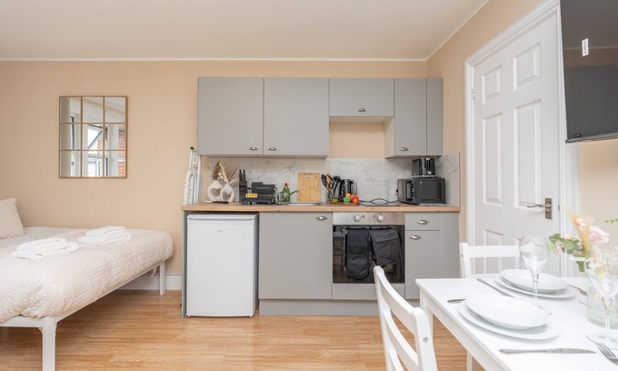 Bournemouth Apartment | Open Mind Property - Studio for 4 Guests - Parking