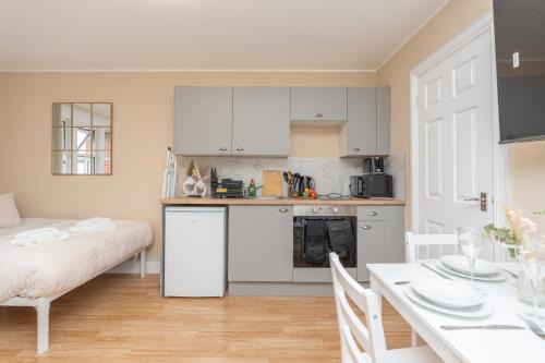 Bournemouth Apartment | Open Mind Property - Studio for 4 Guests - Parking