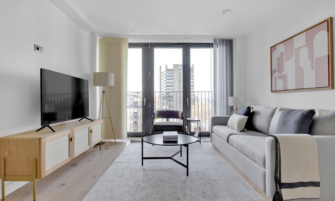 Cripplegate Apartment | Open plan Barbican 1BR, by Blueground