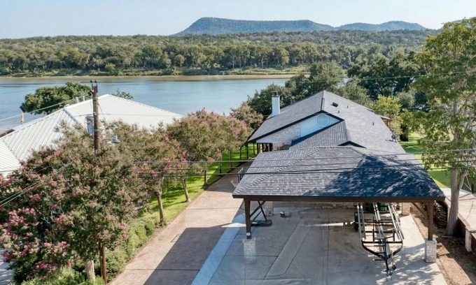 Kingsland House | Open Water Lake LBJ Retreat! Boat Lift/Jet Ski ramps, Fire Pit, Dog Friendly