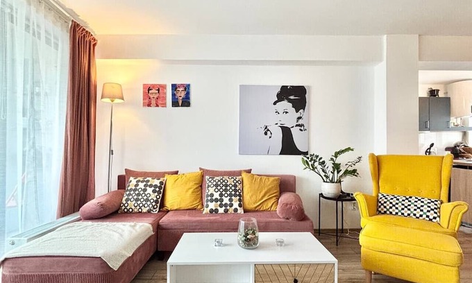 Old City Apartment | Opera Sunrise. Awesome 1-bedroom apartment in center Timisoara. Full ammenities