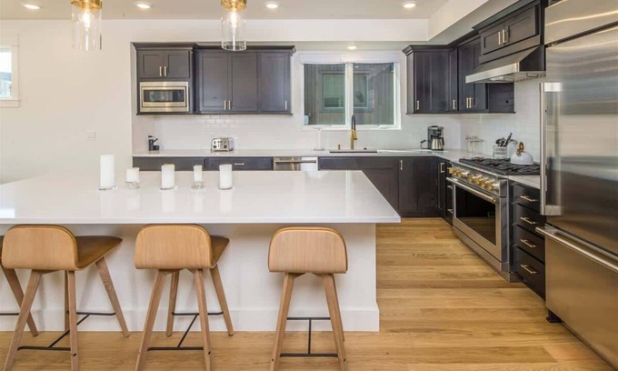 Big Sky House | Opulent 4 Bedroom Townhouse