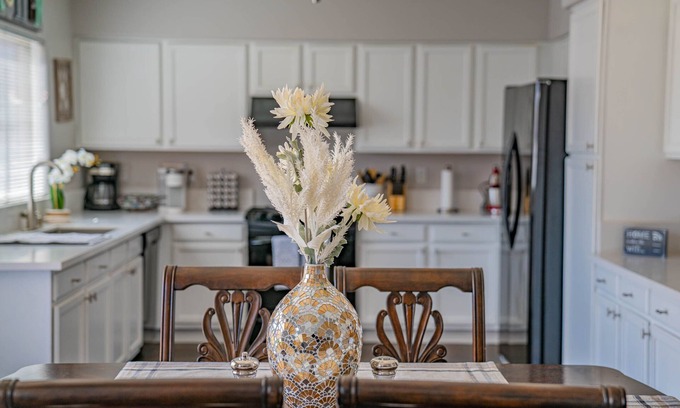 Avondale House | Opuluxe Luxe Home 8 min to Airport Sleeps 12