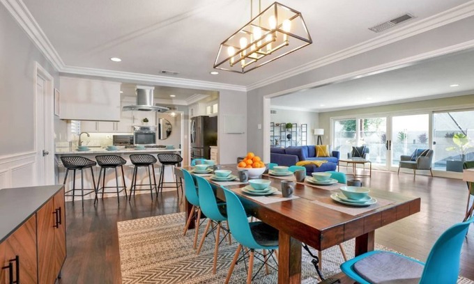 Orange House | Orange Oasis 🍊- 10min to Disneyland 🎡Spacious Pool home