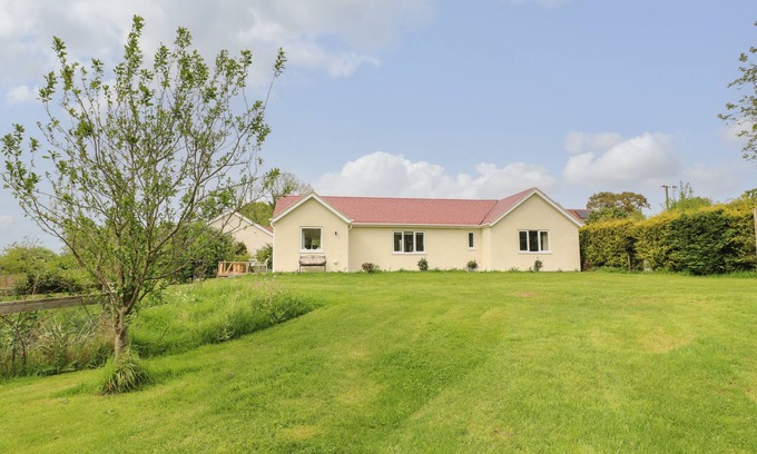 Findern Cottage | ORCHARD COTTAGE, pet friendly, character holiday cottage in Findern