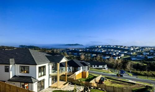 Orewa House | Orewa New house with view on deck near Cafe,bush & river