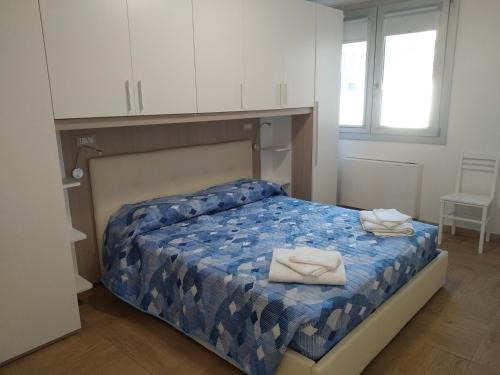 Oristano House | ORISTANO CAMERA BLU max 2 pers, BAGNO E USO CUCINA