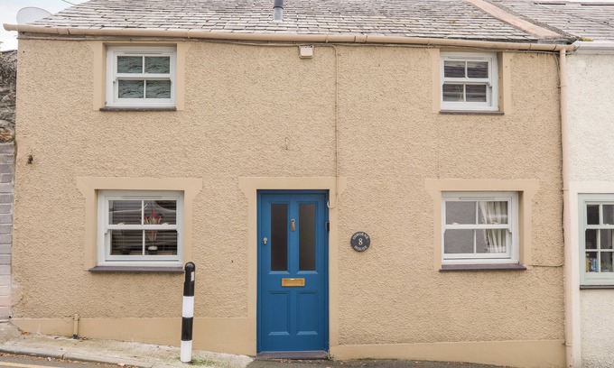Menai Bridge House | OSBORNE HOUSE, pet friendly, with open fire in Menai Bridge