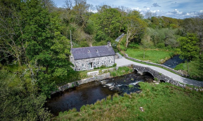 Llwyndyrys Cottage | Otter Cottage - sleeps 6 guests in 3 bedrooms