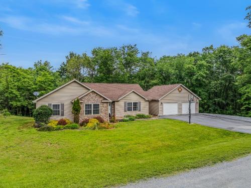 Berkeley Springs House | Otter Manor - Wifi - Fire Pit - Gameroom- Grill - Private Trail