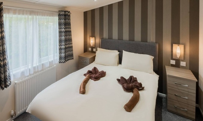 Dawlish Cabin | Our Alder lodges are great space to get together with a group of friends or the entire family.